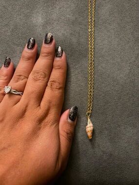 Gold Tone Shell Pendant Necklace in Gold and Cream
